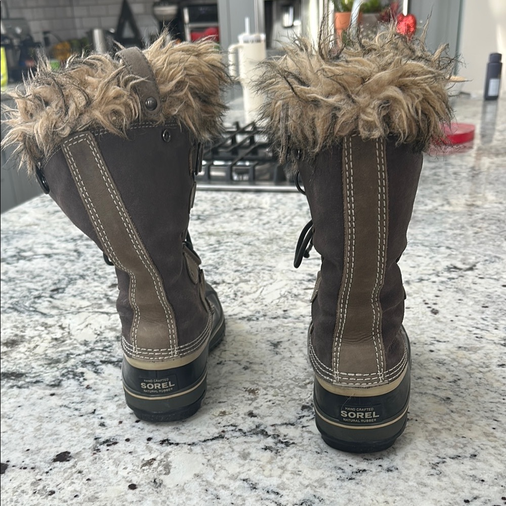 Women's Fur-Lined Winter Boots - Picture 3 of 3